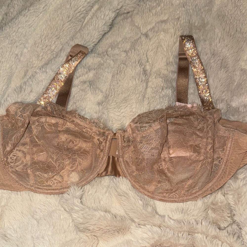 Elegant Lace Underwire Bra in Tan